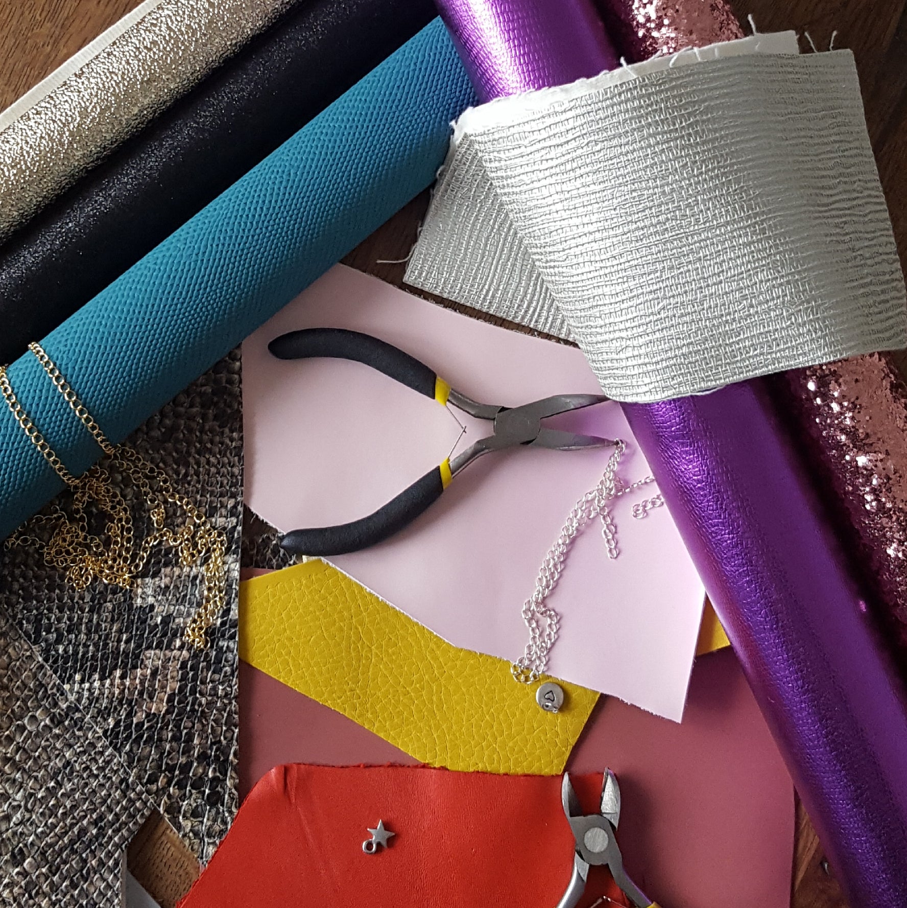 Broches Cuir & simili• 28 février